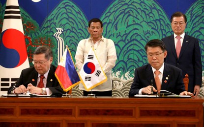 <p><strong>BILATERAL MEET.</strong> President Rodrigo R. Duterte and Republic of Korea President Moon Jae-in witness the signing of the agreement between Finance Secretary Carlos Dominguez III and The Export-Import Bank of Korea Chairman and President Eun Sung-Soo following the successful bilateral meeting at the Blue House in Seoul on June 4, 2018. The agreement is on the loan on the New Cebu International Container Port Project. <em>(Toto Lozano/Presidential Photo) </em></p>
